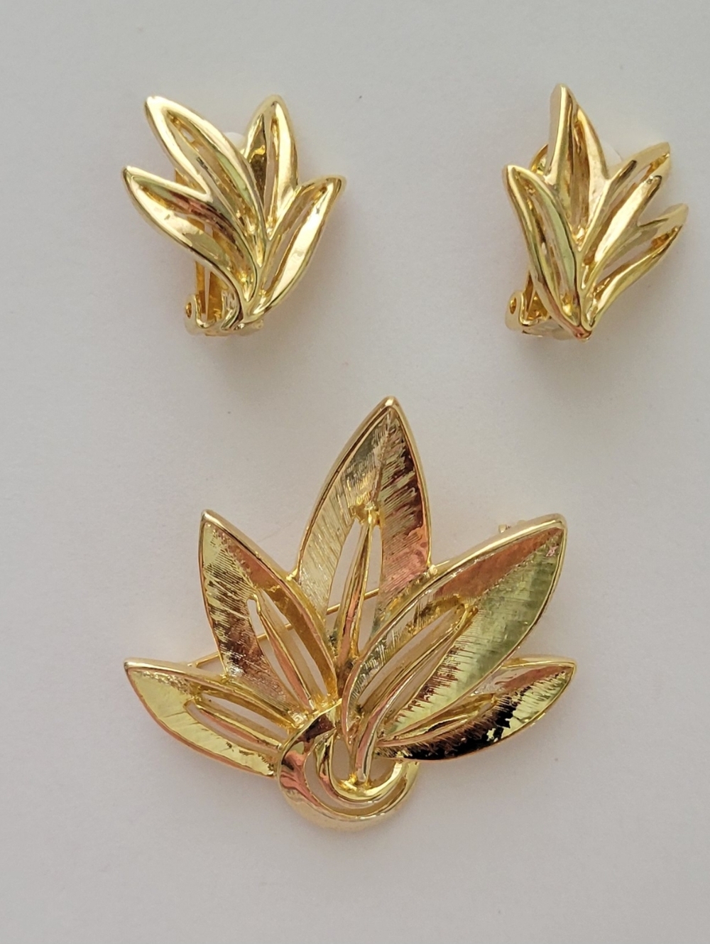 Vintage Leaf Brooch & Matching Clip On Earrings Gold Plated Retro Fashion